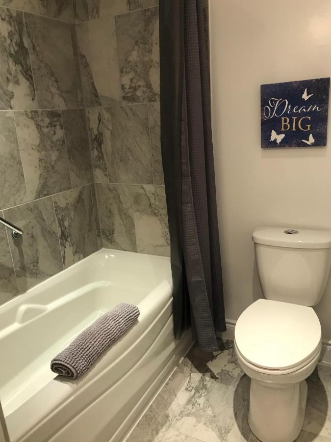Ottawa Downtown Executive Apartment Retreat With Private Balcony Near Bank Street - Sleep Max 2 Екстериор снимка